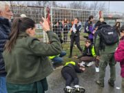 Vozač se kolima zaletio na okupljene građane i udario studentkinju (VIDEO)