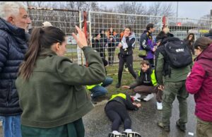 Vozač se kolima zaletio na okupljene građane i udario studentkinju (VIDEO)