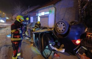 Teška nezgoda u Banjaluci: Vozilo završilo na krovu