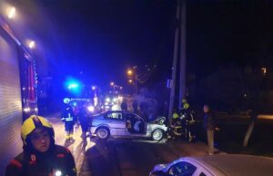 Autom udario u betonsku banderu