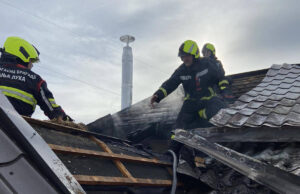 Banja Luka: Požar na krovu porodične kuće, vatrogasci ga gasili više od dva sata