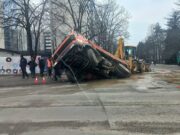 Banja Luka: Propao asfalt kamion upao u rupu