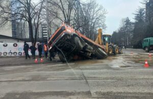 Banja Luka: Propao asfalt kamion upao u rupu