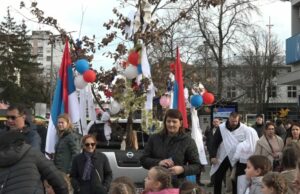 Pravoslavni vjernici osveštali i naložili badnjak