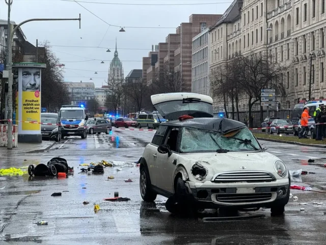 AA-20250213-37042656-37042647-AUTOMOBIL_ULETIO_U_MASU_U_MINHENU_NAJMANJE_28_POVRIJEDENIH-webp