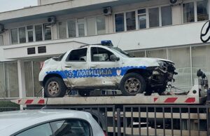 Muškarac pucao na policiju, ukrao im automobil pa sletio s ceste