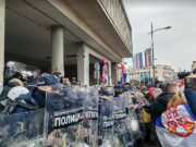 Neredi u Novom Sadu: Građani zasuli policiju jajima, opoziciji nedozvoljen ulazak na skupštinu