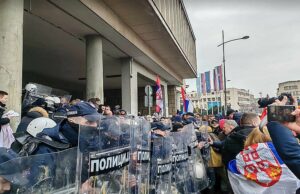 Neredi u Novom Sadu: Građani zasuli policiju jajima, opoziciji nedozvoljen ulazak na skupštinu