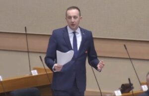 Neki poslanici imaju i po 10 hiljada primanja, pa štite svoje bogatstvo ugrožavajući RS