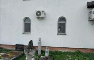 Polupani prozori na džamiji u Dubici