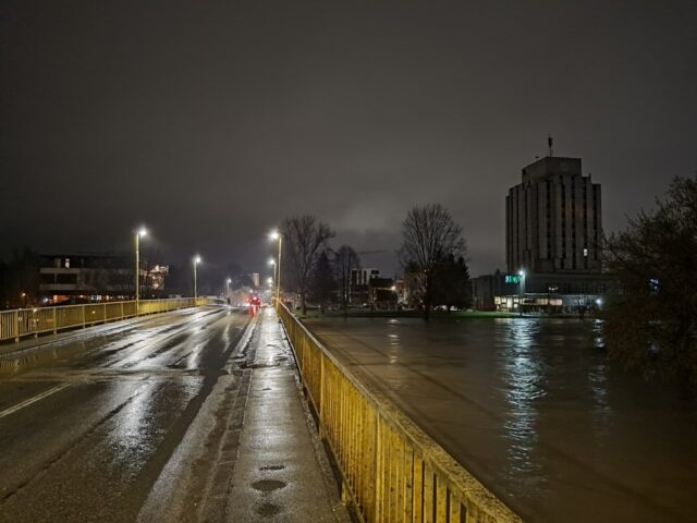 20250328_221800_1280x960