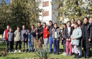 Đaci zasadili Japansku trešnju u znak sjećanja na preminulog školskog druga