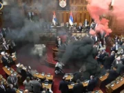 Haos u Skupštini Srbije: Bačena dimna bomba, poslanici se gađali jajima