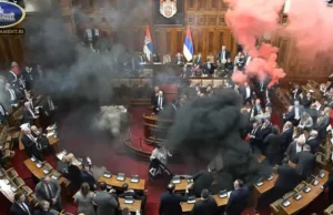 Haos u Skupštini Srbije: Bačena dimna bomba, poslanici se gađali jajima