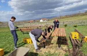 Omladinci čiste javne površine i uređuju klupe