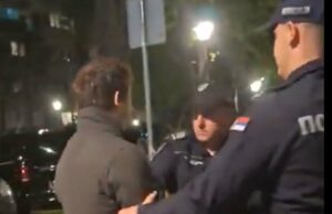 Policajci u Beogradu priveli muškarca u auto, on izašao na druga vrata i odšetao (VIDEO)