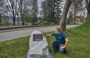 Mala mermerna ploča u Bosanskoj Krupi sjeća na stradalnike “Titanika”