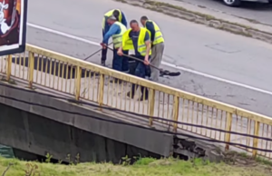 Ekološki skandal: Višak asfalta radnici bacaju direktno u rijeku Vrbanju (Video)