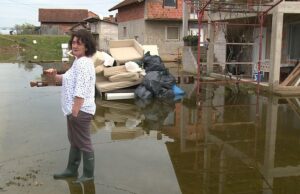 Prijedorsko naselje već 15 dana pod vodom i muljem, mještani kažu da su ih nadležni zaboravili