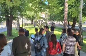 Mladi iz Srbije, Crne Gore i BiH obilaze mjesta stradanja djece u ratu