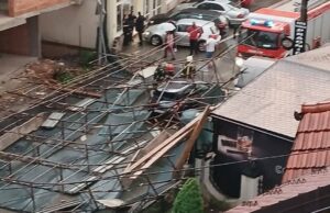 Zastrašujuće scene u Doboju: Olujni vjetar oborio ogromnu skelu na saobraćajnicu