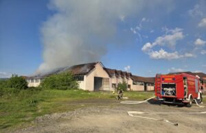 Gorio krov bivše ciglane u Prijedoru