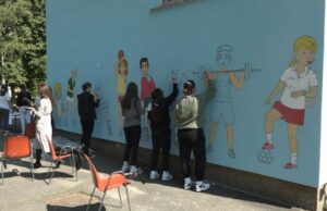 Učenici oslikali murale na fasadi OŠ „Dositej Obradović“