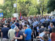 Veliki broj građana i policije oko Okružnog Suda u BL