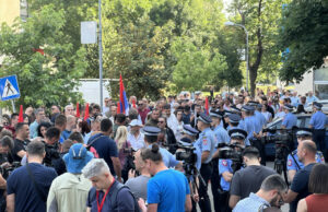 Veliki broj građana i policije oko Okružnog Suda u BL