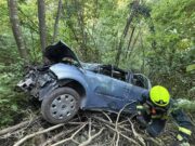 Težak udes u Banjaluci, automobil završio u provaliji, povrijeđene dvije osobe