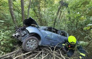 Težak udes u Banjaluci, automobil završio u provaliji, povrijeđene dvije osobe