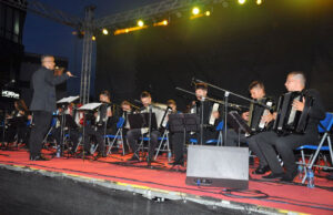 Veliki broj građana na koncertu orkestra harmonika „Sky Glory“