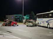 Kozarac: Pri sudaru autobusa i dva vozila povrijeđeno više lica (FOTO)