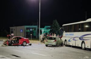 Kozarac: Pri sudaru autobusa i dva vozila povrijeđeno više lica (FOTO)