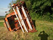 Prevrnuo se kombajn, stradao vozač