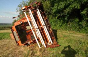 Prevrnuo se kombajn, stradao vozač