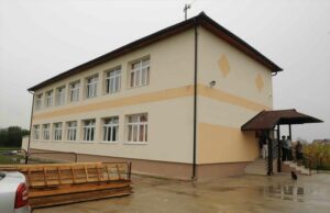 Na školi u Gomjenici oštetili fasadu i ulazna vrata