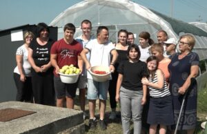 Korisnici prijedorskog Dnevnog centra „Neven“ svakodnevno u plasteniku ubiru plodove svog rada