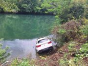 Skupocjeni mercedes sletio u Vrbas, izvlačili ga vatrogasci