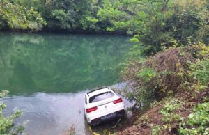 Skupocjeni mercedes sletio u Vrbas, izvlačili ga vatrogasci