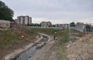 Počela izgradnja pješačkog mosta preko Puharske između naselja Raškovac i Pećani