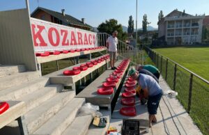 Nove stolice na tribinama stadiona u Kozarcu