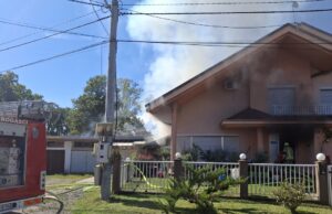 Gori kuća u Prijedoru (FOTO)