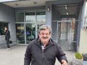 Puhalić i ostali: Saznala da je suprug odveden iz Trnopolja Slavko Puhalić ispred zgrade Suda BiH.