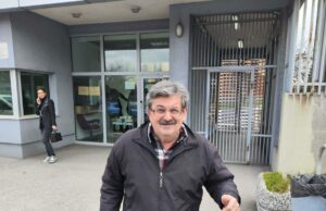 Puhalić i ostali: Saznala da je suprug odveden iz Trnopolja Slavko Puhalić ispred zgrade Suda BiH.