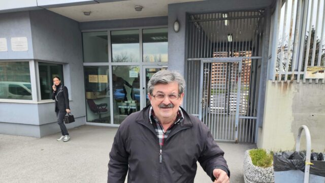 Slavko Puhalić ispred zgrade Suda BiH.