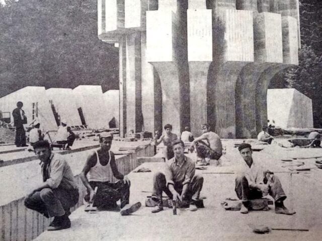 Gradnja spomenika na Kozari