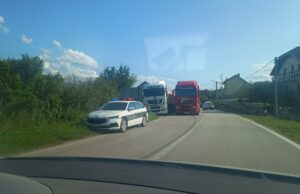 Vozači šlepera nezadovoljni time što policijski službenici kontinuirano vrše kontrolu tereta pa blokiraju puteve
