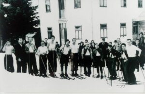 Prve sportske aktivnosti u Prijedoru: 1912. godine održano takmičenje u klizanju Skijaško takmičenje na Kozari 1939. godine