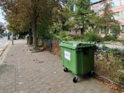 Kozarcu pet kontejnera, trimer i puhaljka za lišće